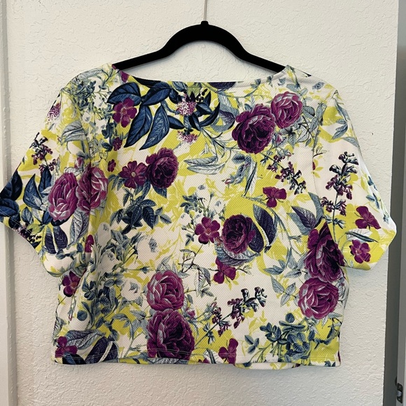 Torrid Textured Knit V-Neck Crop T-Shirt Floral - Picture 3 of 5